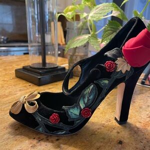 Dolce & Gabbana Black Heels with Gold Bow